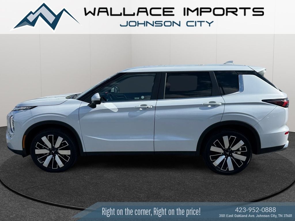 2025 Mitsubishi Outlander SE in White — front three-quarter view